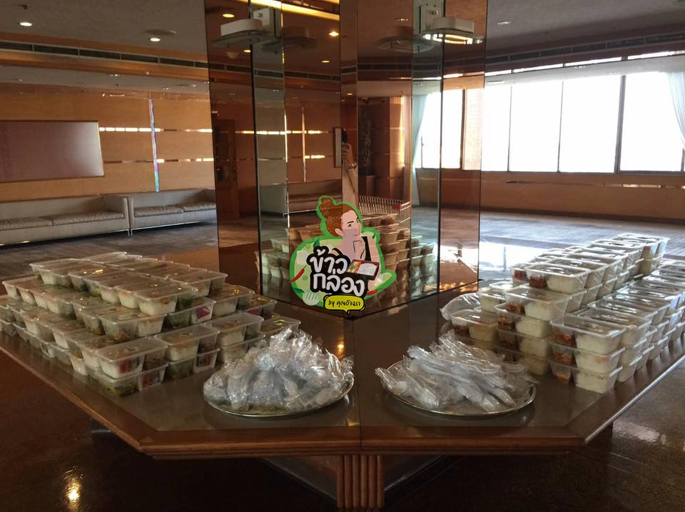 รถจัดส่งข้าวกล่องของร้านข้าวกล่อง อัจฉรา ให้บริการทั่วกรุงเทพฯ และปริมณฑล