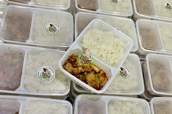 ขนข้าวกล่องขึ้นลิฟต์ขนของในอาคารสำนักงานย่านสุขุมวิท