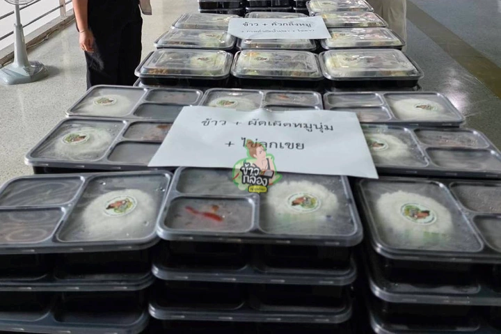 ข้าวกล่องพนักงานติดสติกเกอร์แยกเมนูเจและเมนูไม่ใส่หมู